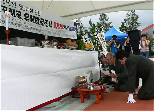 1일 오전 대전 동구 산내초등학교에서 열린 '제8회 대전산내학살사건 희생자 개토제 및 위령제'에서 김동춘 진실화해위원회 상임위원이 헌작을 하고 있다. 